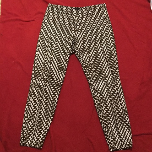 ❤️❤️Black & White H&M geometric capri pants - size 6 - Picture 1 of 5